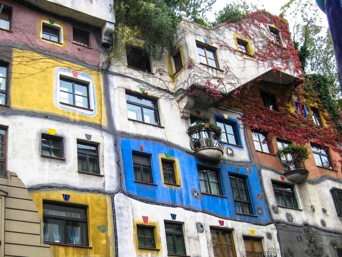 Hundertwasserhaus er modig arkitektur – Wien, Østrig