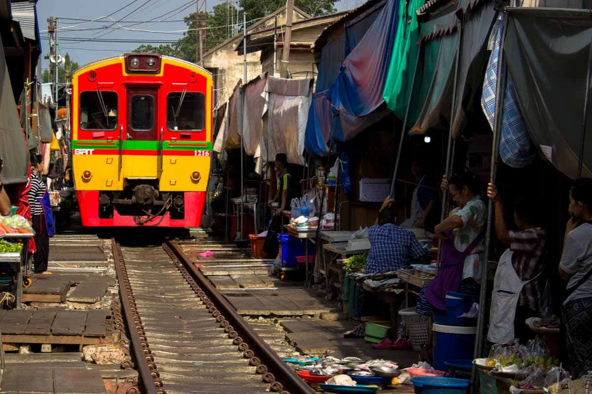 Det livsfarlige togmarked - Maeklong, Thailand