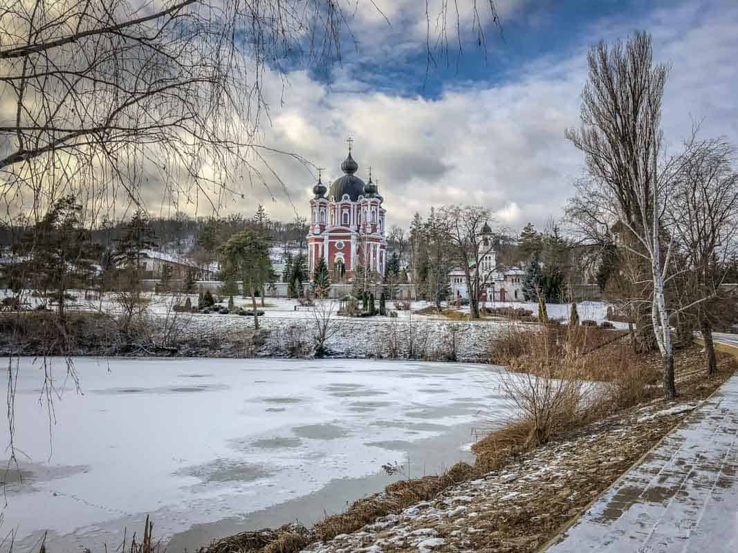 Klostre og kirker omgivet af smuk natur - Moldova
