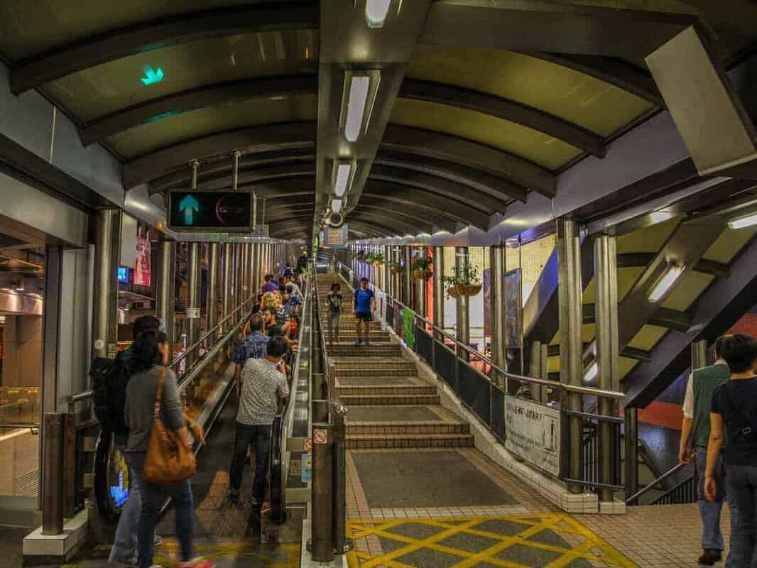 Hillside Escalator som fragter dig op ad bjerget - Hong Kong