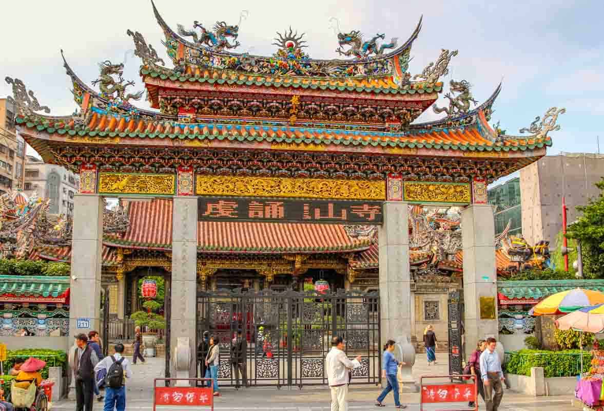 Lungshan temple ligger midt i storbyen - Taipei, Taiwan